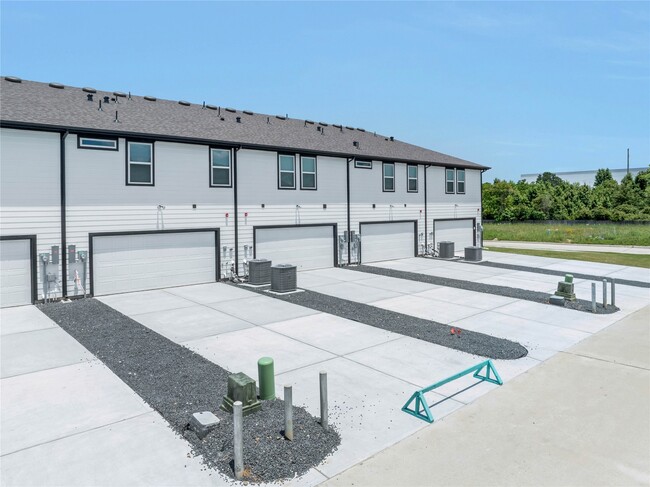 Building Photo - 11915 Carvalho Dr