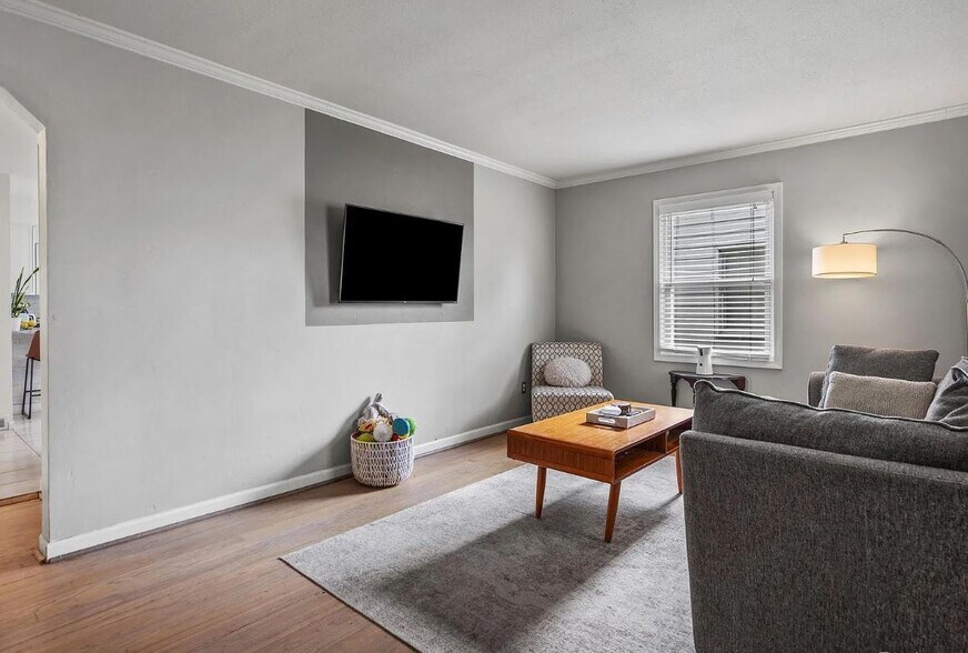 Entry / Living - 2204 Mahan St