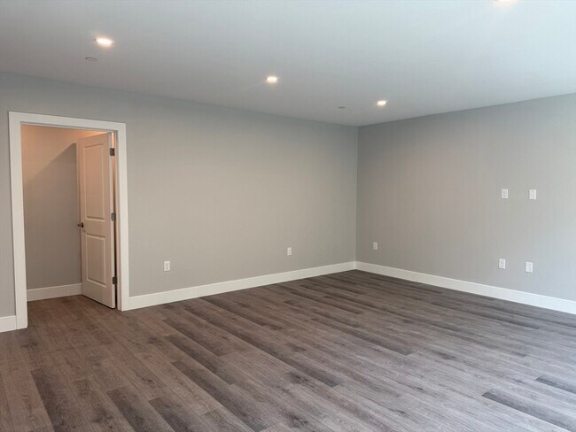 Building Photo - 251 Sladen St