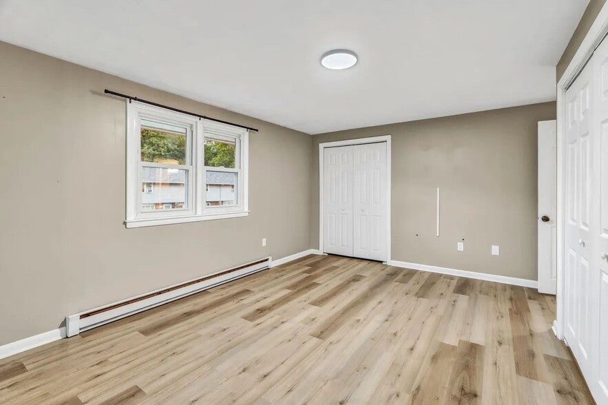 Primary bedroom - 375 Bridgton Rd