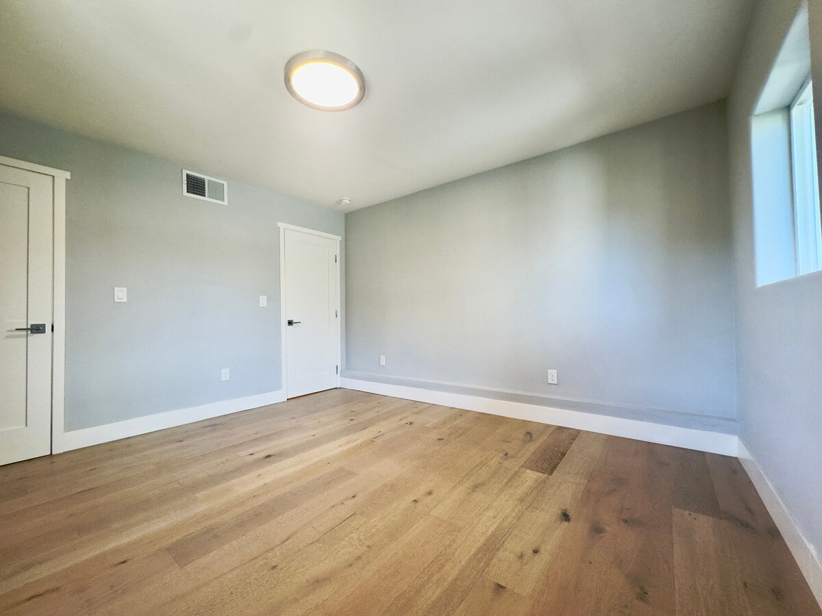 Building Photo - 914 Everett Ave