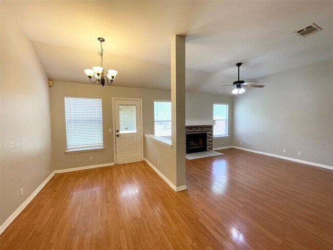Building Photo - 209 N Kings Canyon Dr