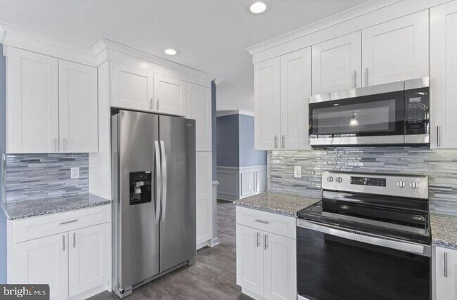 Building Photo - 802 Sixth Ave