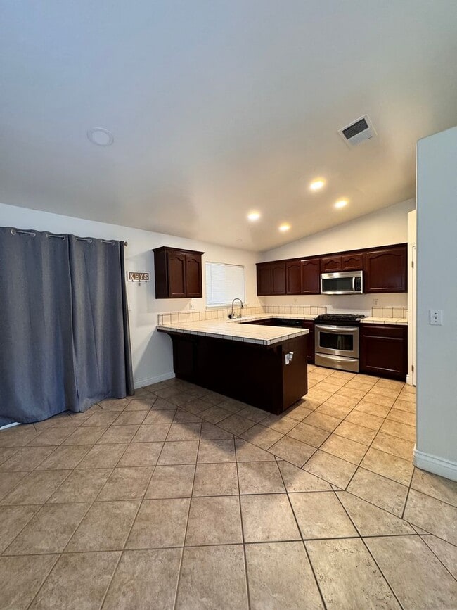 Building Photo - SW Home 3bed 2bath + office space $2250rent/deposit