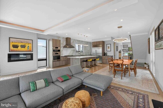 Building Photo - 911 S Oak St