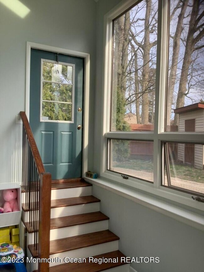 Building Photo - 13 Lawrence Dr