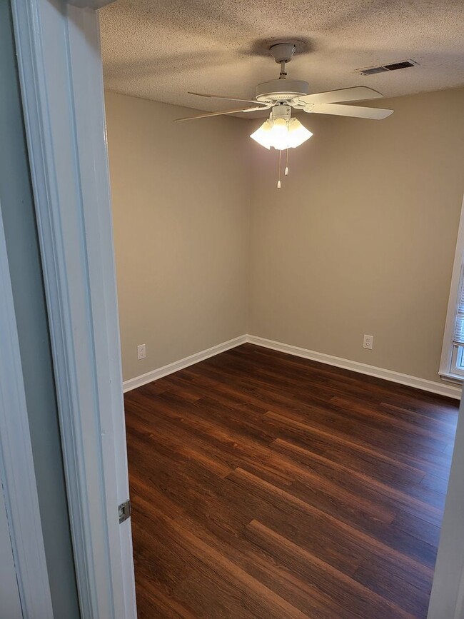 Building Photo - Nice brick ranch 4 bedroom 2 bath in Hermi...