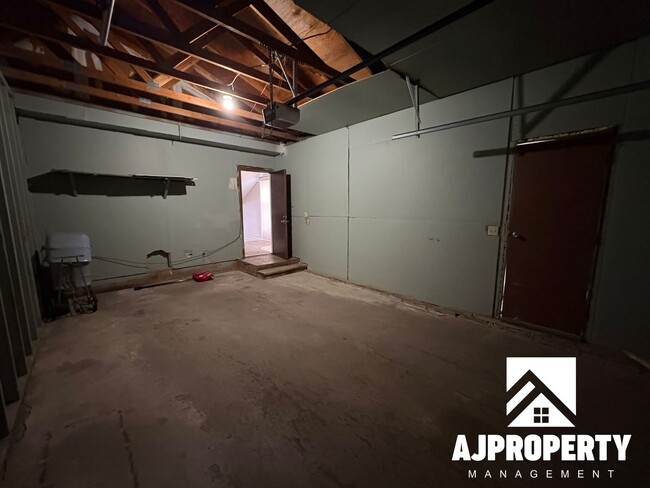 Building Photo - 4620 S Louise Ave