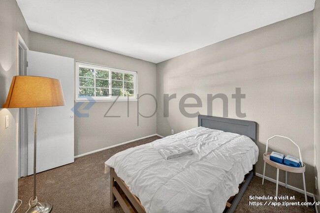 Building Photo - 353 S Heatherstone St