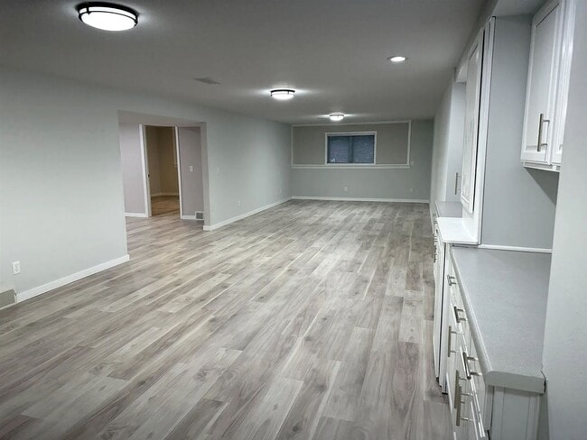 Building Photo - Lower Level Bedroom w/ Private Bathroom Fo...
