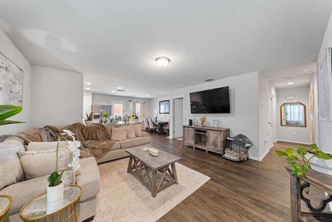 Building Photo - Spacious 3-Bed Home with Pool Access, Trails, and Fenced Yard in Converse