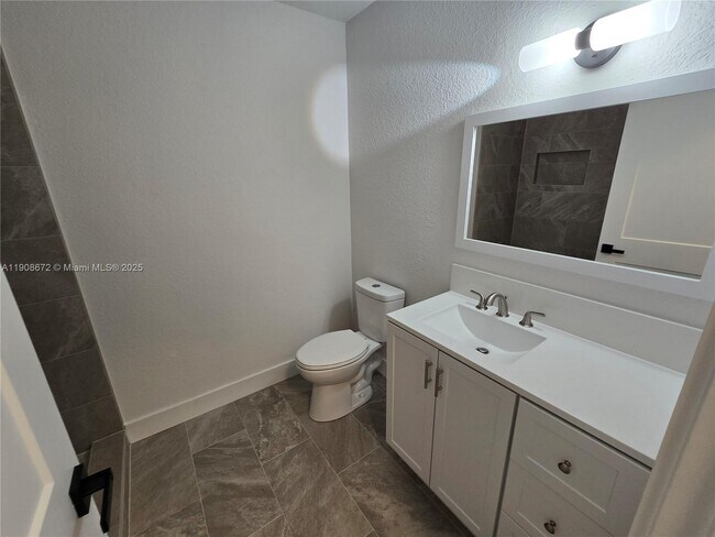 Building Photo - 541 SE Penn Ave