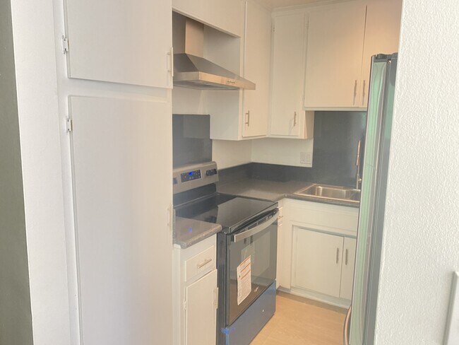 Building Photo - 2441 N Beachwood Dr