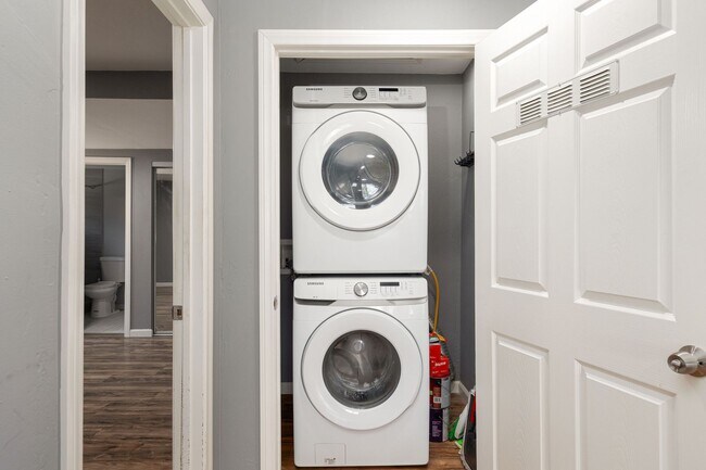 Building Photo - Spacious 3-Bedroom Upgraded Attached Home ...