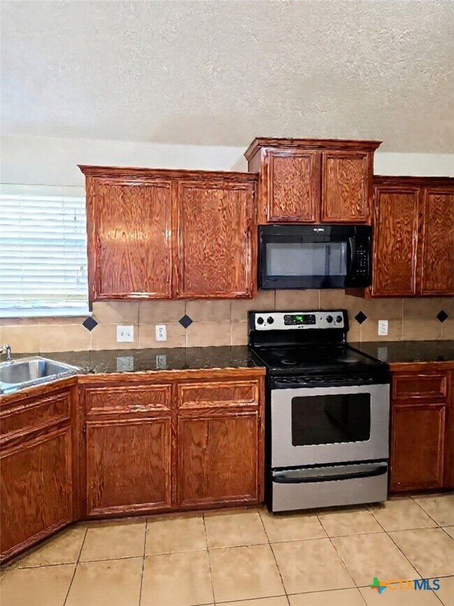 Building Photo - 3003 Lavender Ln