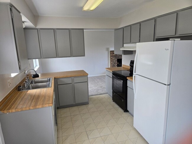 Building Photo - 6020 W 108th Ave