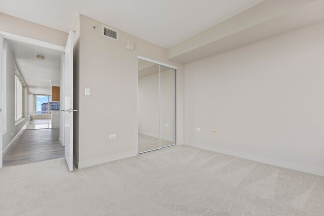 Building Photo - Convenient Urban Living!
