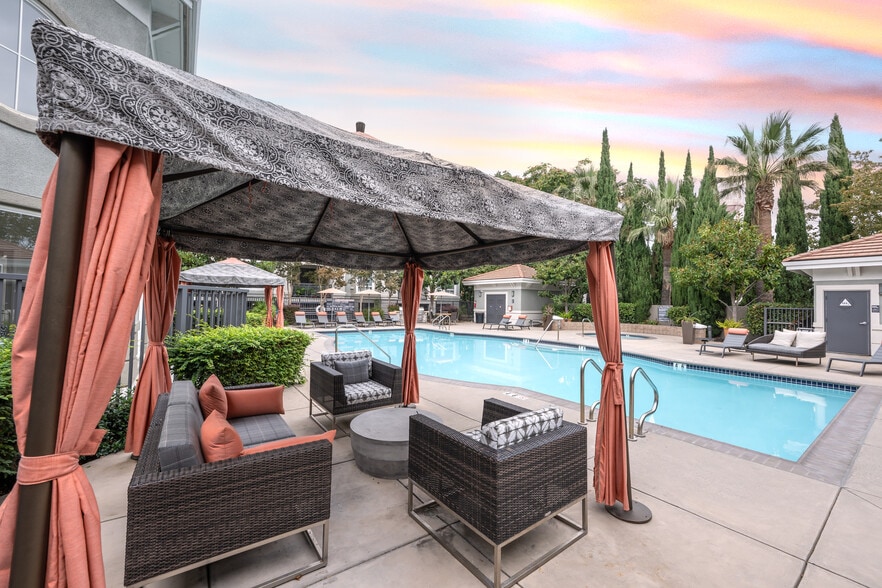 Primary Photo - Villa Del Sol