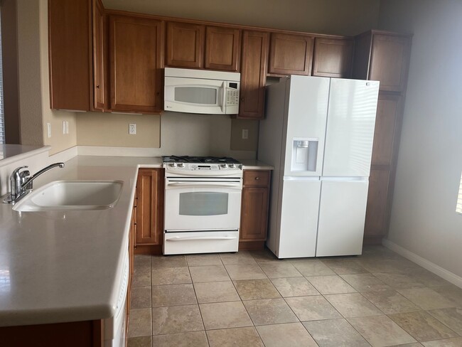 Building Photo - 2 bedroom 2 bath with bonus room/ office r...