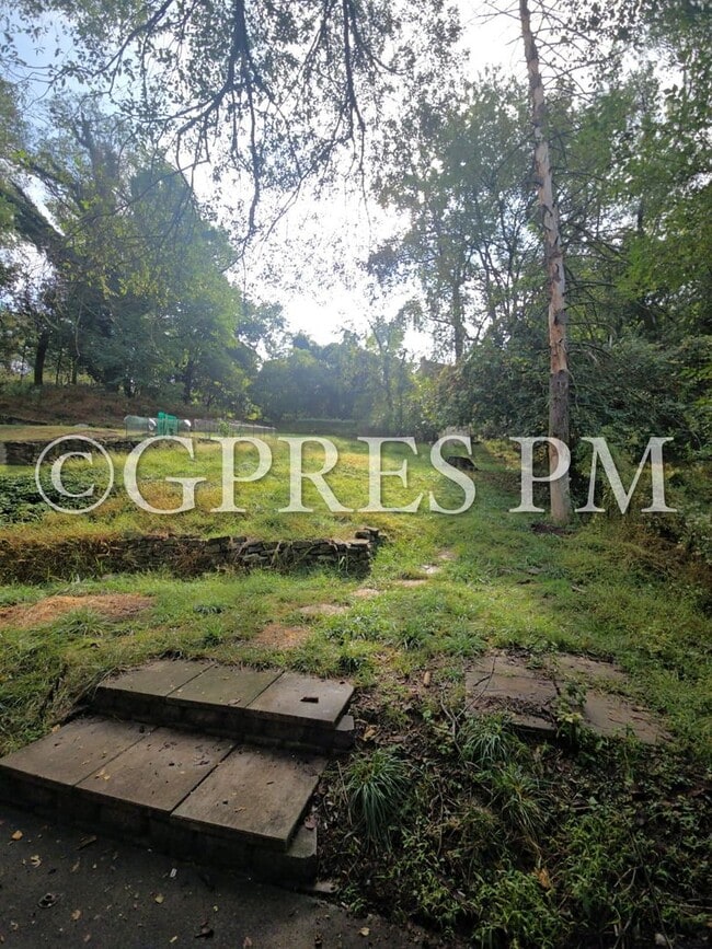 Building Photo - Welcome to this charming 3-bedroom, **Price reduction**