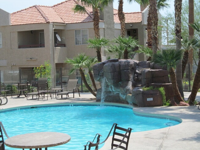Building Photo - 2 BED 2 BATH DOWNSTAIRS APARTMENT  FOR REN...