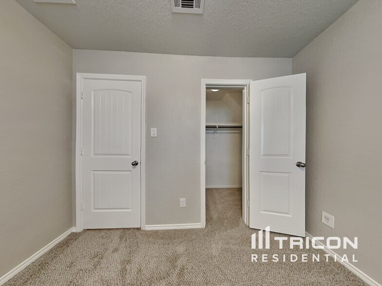 Building Photo - 221 Dylan Dr