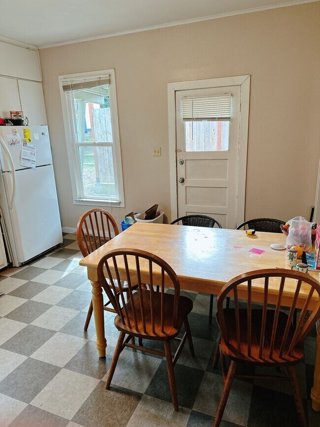 Building Photo - PRELEASE: 4bd/2ba next to Aslan Brewing Downtown