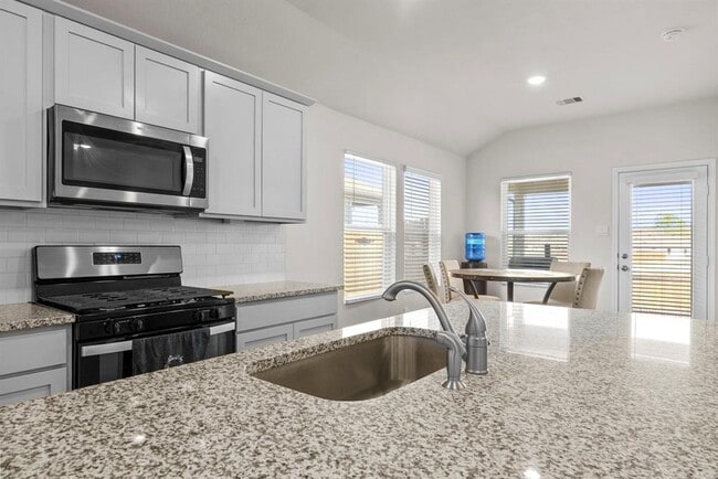 Building Photo - 320 Darwin Pl