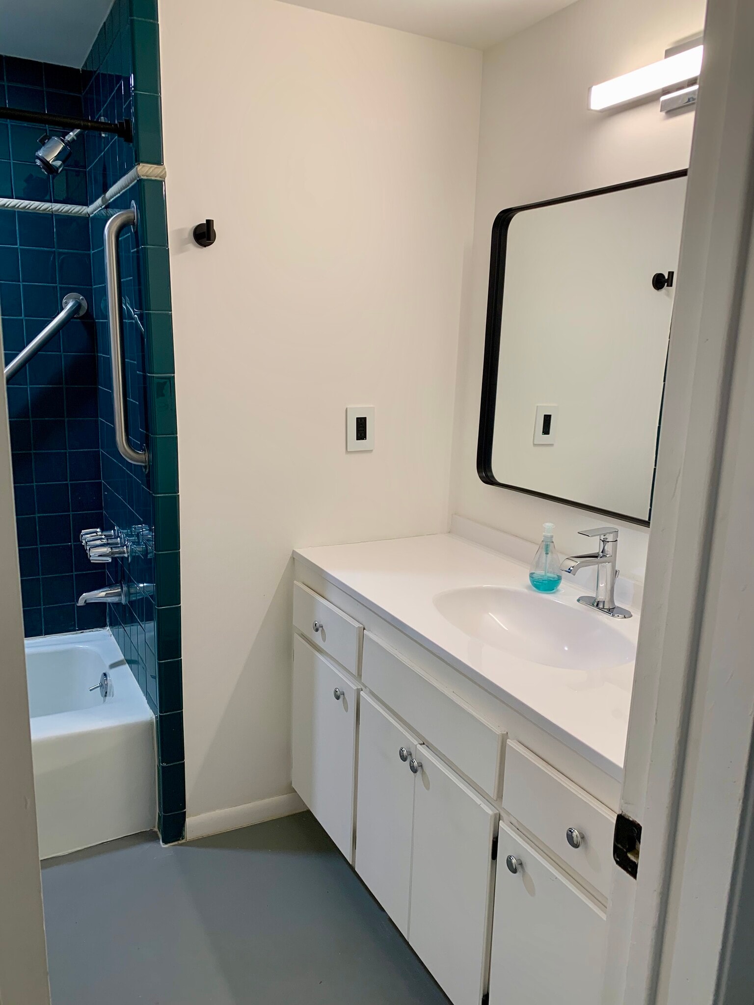 Main Bathroom - 6393 Desert Queen Ave