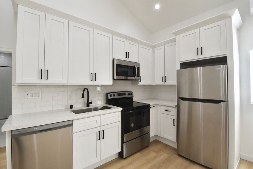 Building Photo - 4751 Kraft Ave