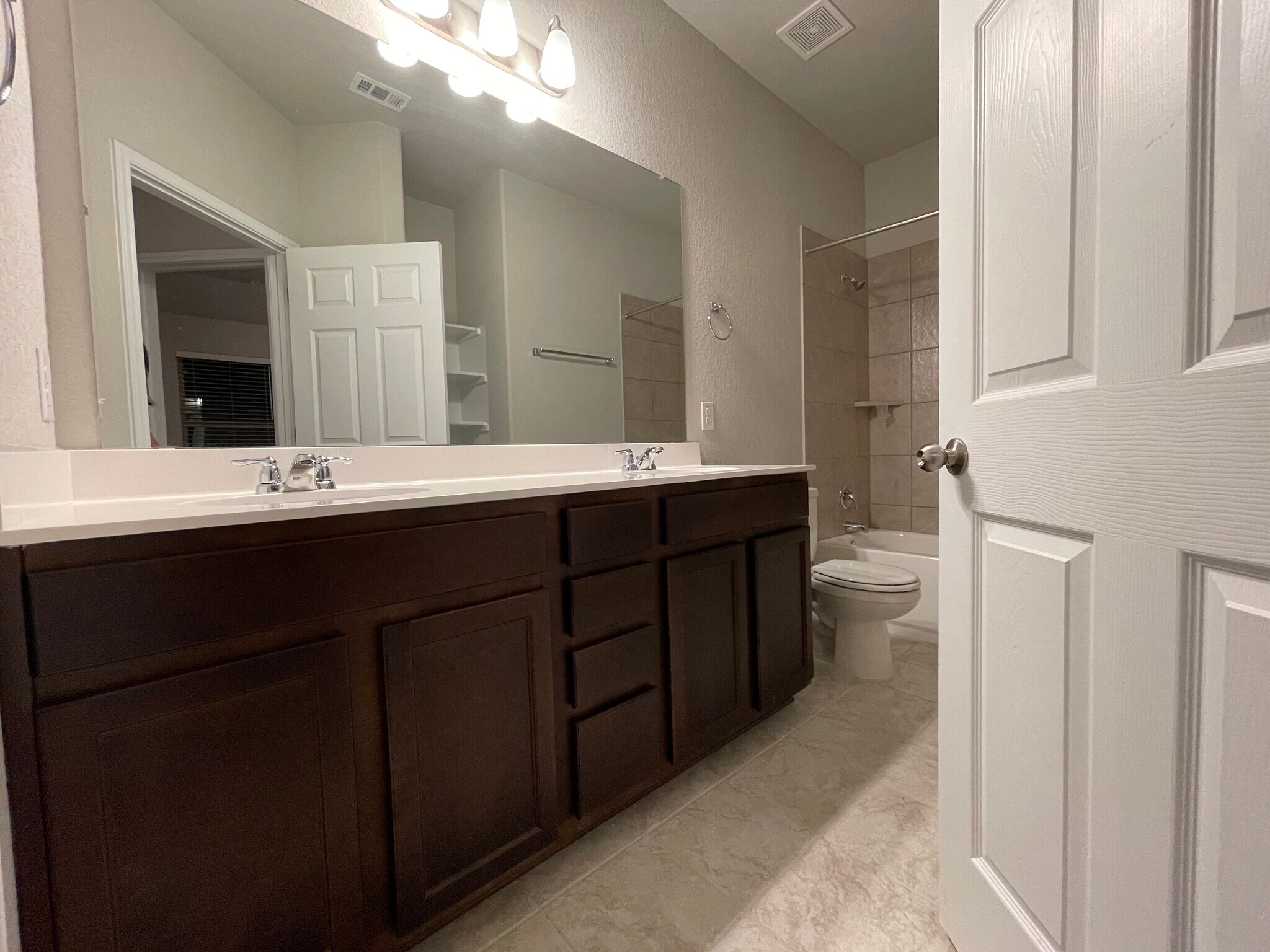 Building Photo - 300 La Joya Pass