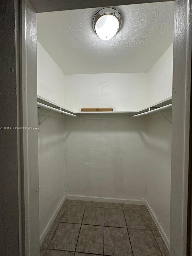 Building Photo - 1230 W 54th St