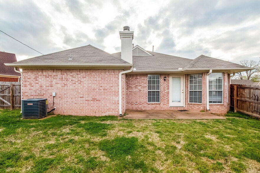 Building Photo - 3920 Paramount Cove