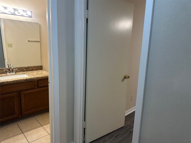 Building Photo - 17401 Red Oak Dr