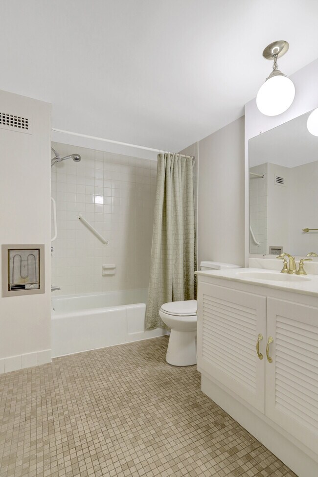 Building Photo - 3800 Fairfax Dr