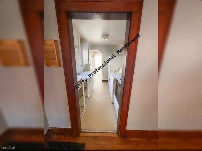 Building Photo - 2 br, 1 bath Triplex - 216 N Saginaw St Un...