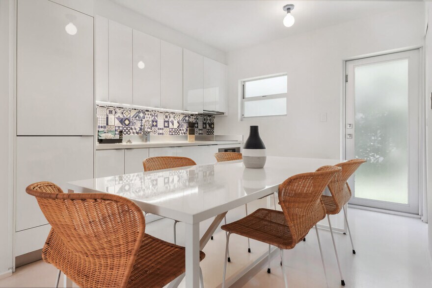 Building Photo - 250 Collins Ave