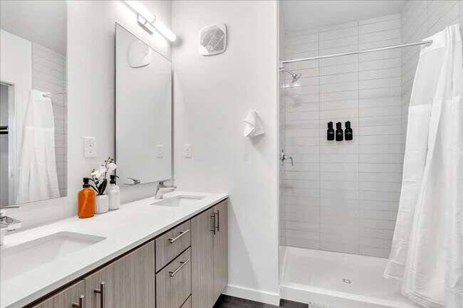 Building Photo - 5100 W Park Ave