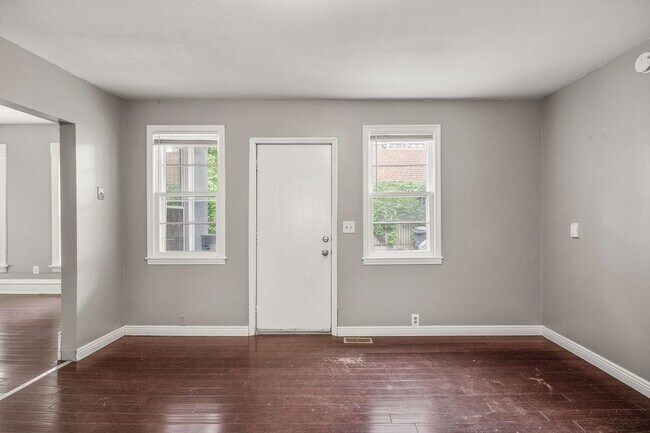 Building Photo - 3BR/1 Bath Lower Level Duplex in Northeast...