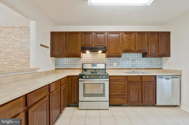 Building Photo - 10070 Oakton Terrace Rd