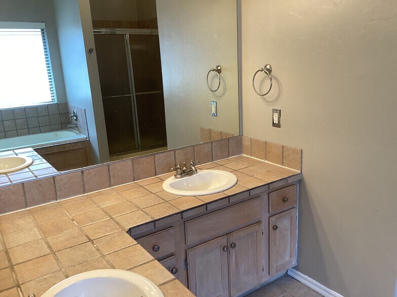 Building Photo - 17533 Zinc Dr