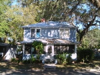 Building Photo - Huge 3 Bedroom, 1 Bathroom Apartment Steps From UF in Fifth Avenue