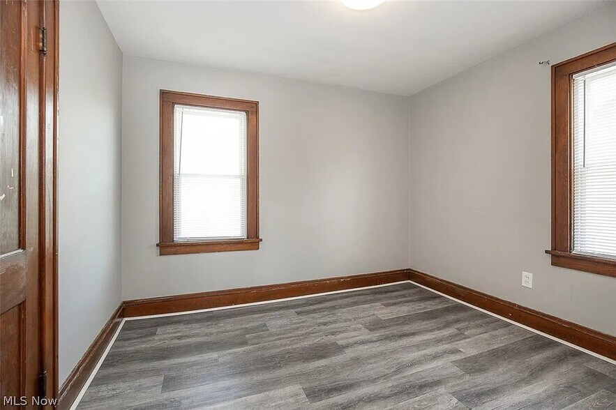 Building Photo - 10203 Greenview Ave