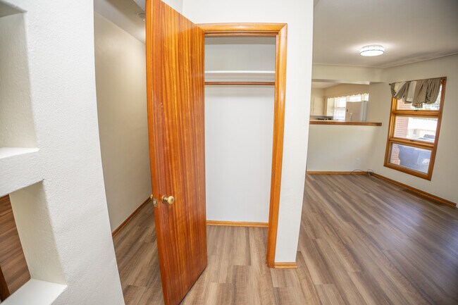 Building Photo - 2401 Willow Dr
