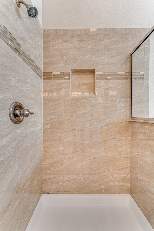 Building Photo - Stunning David weekly designed 3 BR+ OFFICE/ 2.5 BA / 2 Car executive townhouse in Hyde Park / So...