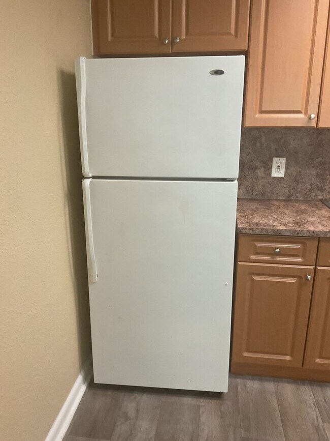 Building Photo - Spacious 1/1 in a great location! Call for...