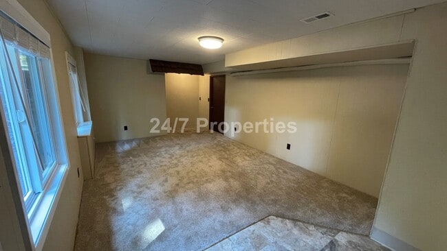 Building Photo - Spacious 4BD I 2BA Home w/ Separate Living...
