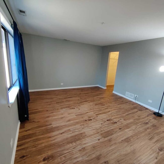 Building Photo - 21W581 North Ave