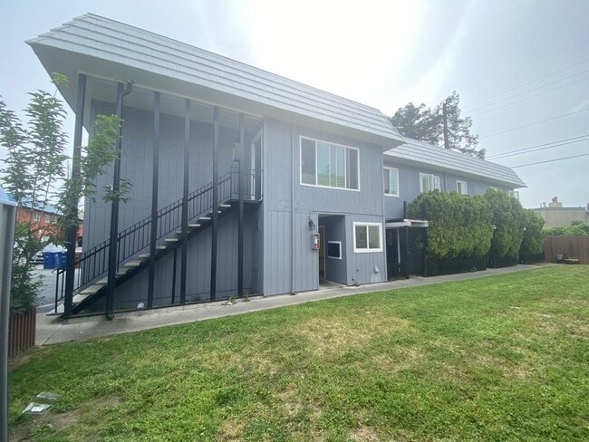 Building Photo - 2021 Sierra Rd