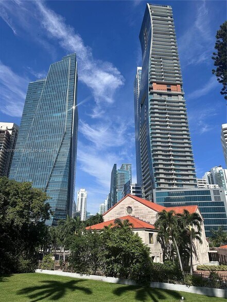 Building Photo - 1541 Brickell Ave